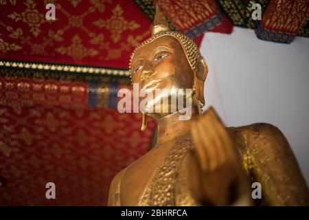 Statua del Buddha d'oro al tempio di Wat Pho a Bangkok, Thailandia. Foto Stock