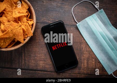 Antalya, TURCHIA - 21 aprile 2020. Smartphone con logo dell'app Netflix. Covid-19 Coronavirus concetto di soggiorno a casa Foto Stock