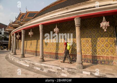 Una turista femminile che visita il tempio di Wat Ratchabophit a Bangkok, Thailandia. Foto Stock