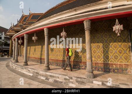 Una turista femminile che visita il tempio di Wat Ratchabophit a Bangkok, Thailandia. Foto Stock