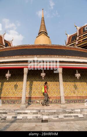 Una turista femminile che visita il tempio di Wat Ratchabophit a Bangkok, Thailandia. Foto Stock