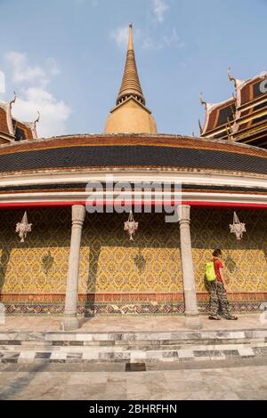 Una turista femminile che visita il tempio di Wat Ratchabophit a Bangkok, Thailandia. Foto Stock