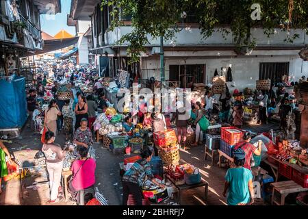 Mercato mattutino di Ubud. Il mercato mattutino e' allestito ogni mattina presto a Ubud, Isola di Bali Foto Stock