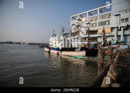 Una barca da pesca al molo Samut Sakhon a Bangkok, Thailandia. Foto Stock