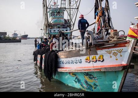 Una barca da pesca al molo Samut Sakhon a Bangkok, Thailandia. Foto Stock