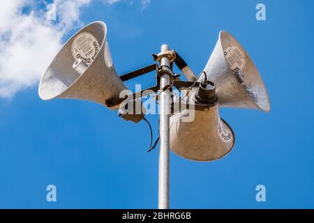 Sistema di comunicazione al pubblico, altoparlanti PA montati su un palo all'esterno di una fiera pubblica Foto Stock