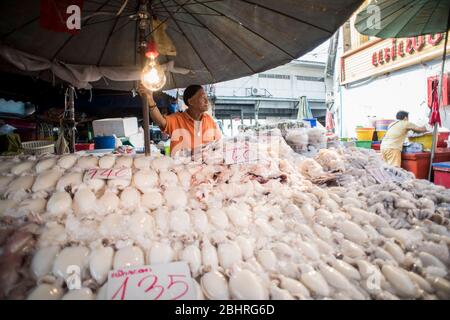 Venditore di mercato del pesce a Samut Sakhon, Bangkok, Thailandia. Foto Stock