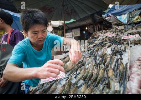 Venditore di mercato del pesce a Samut Sakhon, Bangkok, Thailandia. Foto Stock