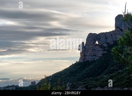 Spanische Berge a den Wolken Foto Stock