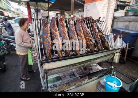 Esposizione di pesce alla griglia al mercato di strada a Samut Sakhon, Bangkok, Thailandia. Foto Stock