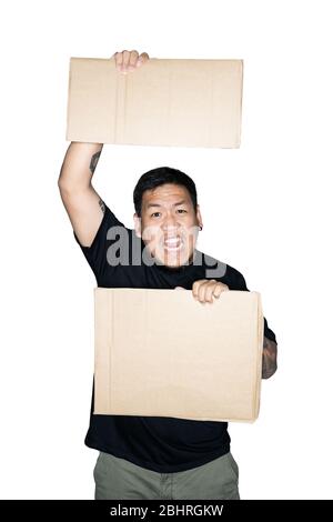 Lavoratore asiatico barbuto uomini vestiti in tee nere è in attesa di cartone in bianco background.The concetto di protesta, attenzione, richiesta. Inserire per il testo o. Foto Stock
