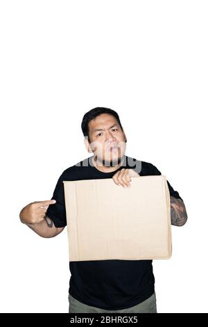 Lavoratore asiatico barbuto uomini vestiti in tee nere è tenuta e punto di cartone in bianco background.The concetto di protesta, attenzione, richiesta. Luogo Foto Stock