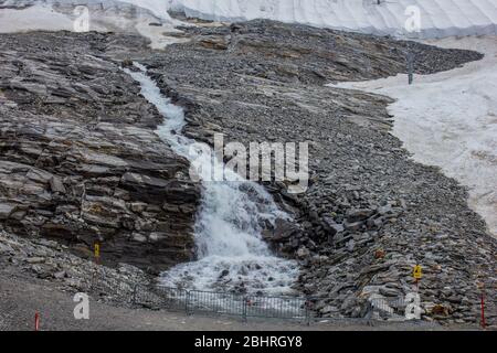 Hintertux, Austria - 10 agosto 2019: Neve e ghiaccio si fondono sul ghiacciaio Hintertux in estate Foto Stock