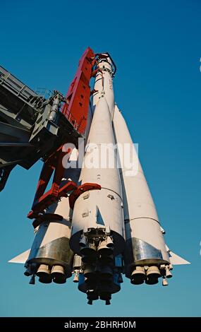 Mosca, allestimento del veicolo di lancio Vostok installato di fronte al padiglione spaziale alla Mostra dei risultati dell'economia nazionale, punto di riferimento Foto Stock