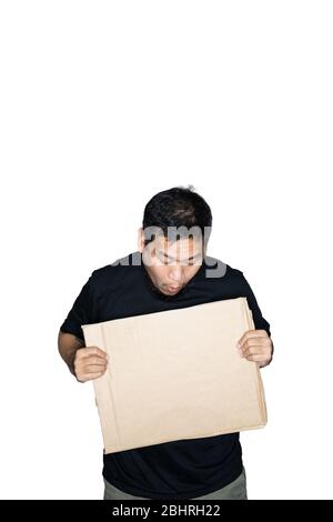Lavoratore asiatico barbuto uomini vestiti in tee nere è tenuta e punto di cartone in bianco background.The concetto di protesta, attenzione, richiesta. Luogo Foto Stock