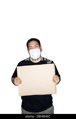 Lavoratore asiatico barbuto uomini vestiti in tee nere con maschera medica è in cartone in bianco background.The concetto di protesta, attenzione, richiesta. Foto Stock