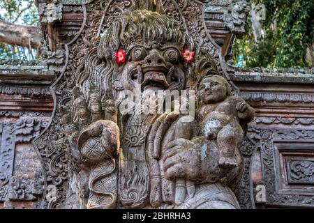 Figure di scultura del Dio dell'Induismo nel Tempio Hindu 'pura Dalem' a Ubud, Bali Foto Stock