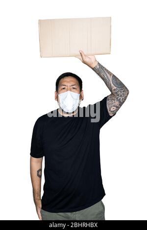 Lavoratore asiatico barbuto uomini vestiti in tee nere con maschera medica è in cartone in bianco background.The concetto di protesta, attenzione, richiesta. Foto Stock