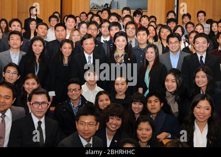 Nel mese di novembre 2012 . Sua Eccellenza la sig.ra Yingluck Shinawatra, primo ministro del Regno di Thailandia, ha effettuato una visita ufficiale al Kigdom Unito, invitato dal PM David Cameron . la PM tailandese era accompagnata da membri chiave del Gabinetto tailandese . Il 13 novembre il pomeriggio tailandese ha avuto un'udienza con la Regina . Il 14 novembre le due PM hanno scambiato opinioni su varie questioni di reciproco interesse, bilateralmente, a livello regionale e globale. Al termine di questa riunione , entrambi i leader hanno concordato la creazione di un dialogo strategico e hanno concordato un nuovo meccanismo favorevole per entrambi i paesi .. Foto Stock