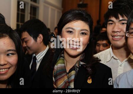 Nel mese di novembre 2012 . Sua Eccellenza la sig.ra Yingluck Shinawatra, primo ministro del Regno di Thailandia, ha effettuato una visita ufficiale al Kigdom Unito, invitato dal PM David Cameron . la PM tailandese era accompagnata da membri chiave del Gabinetto tailandese . Il 13 novembre il pomeriggio tailandese ha avuto un'udienza con la Regina . Il 14 novembre le due PM hanno scambiato opinioni su varie questioni di reciproco interesse, bilateralmente, a livello regionale e globale. Al termine di questa riunione , entrambi i leader hanno concordato la creazione di un dialogo strategico e hanno concordato un nuovo meccanismo favorevole per entrambi i paesi .. Foto Stock