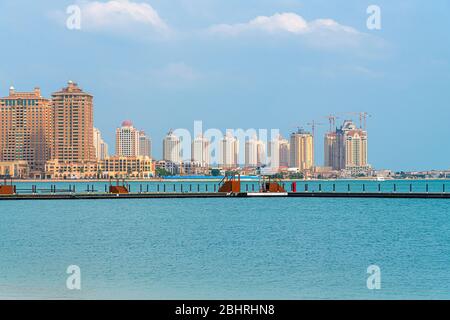 Doha, Qatar - Nov 21. 2019. Case residenziali a Pearl Island Foto Stock