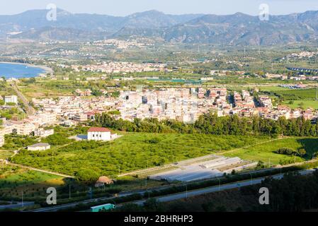 Vista delle città di Oliveri e Falcone da Tindari. Provincia di Messina, Sicilia. Foto Stock