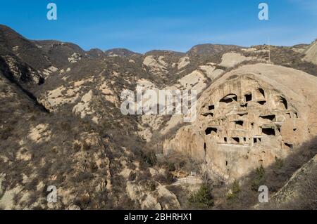 Antiche dimore di scogliera delle Grotte di Guyaju nella Contea di Yanqing, nella provincia di Hebei, a circa 80 chilometri a nord-ovest di Pechino, il più grande sito di un'antica grotta r Foto Stock