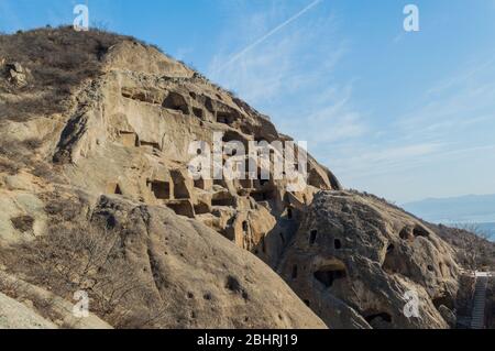 Antiche dimore di scogliera delle Grotte di Guyaju nella Contea di Yanqing, nella provincia di Hebei, a circa 80 chilometri a nord-ovest di Pechino, il più grande sito di un'antica grotta r Foto Stock