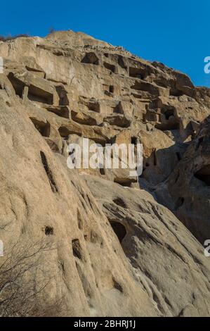 Antiche dimore di scogliera delle Grotte di Guyaju nella Contea di Yanqing, nella provincia di Hebei, a circa 80 chilometri a nord-ovest di Pechino, il più grande sito di un'antica grotta r Foto Stock