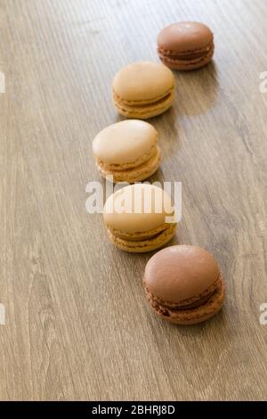 Macaron colorati nei colori marrone e terra. Dolci francesi. Foto Stock