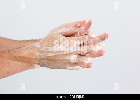 uomo lavando le mani isolato su sfondo bianco Foto Stock