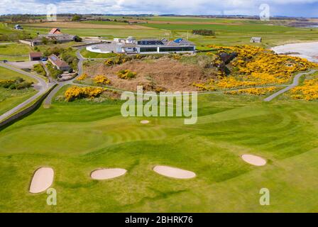Vista aerea del club house al campo da golf Balcomie Links al campo da golf della Crail Golf Society, Fife, Scotland, UK Foto Stock