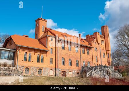 Vecchia casa di maniero in mattoni rossi (1913-1915) a Janeda. Estonia, Stati baltici, Europa Foto Stock