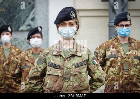 Nuove infermiere militari da impiegare nelle case di cura per aiutare il sistema sanitario regionale a far fronte all’emergenza del coronavirus. Torino, Italia - Aprile 2020 Foto Stock