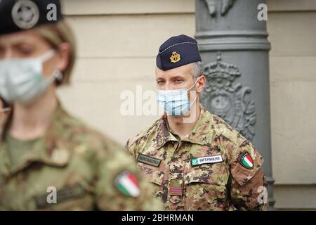 Nuove infermiere militari da impiegare nelle case di cura per aiutare il sistema sanitario regionale a far fronte all’emergenza del coronavirus. Torino, Italia - Aprile 2020 Foto Stock