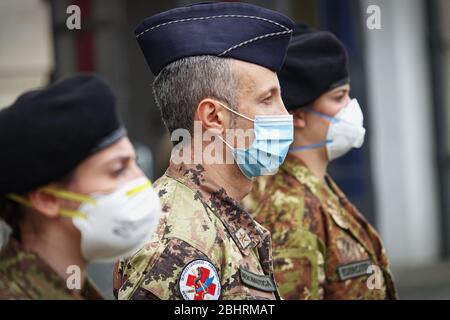 Nuove infermiere militari da impiegare nelle case di cura per aiutare il sistema sanitario regionale a far fronte all’emergenza del coronavirus. Torino, Italia - Aprile 2020 Foto Stock