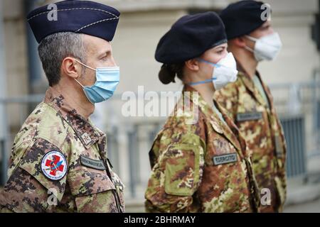 Nuove infermiere militari da impiegare nelle case di cura per aiutare il sistema sanitario regionale a far fronte all’emergenza del coronavirus. Torino, Italia - Aprile 2020 Foto Stock