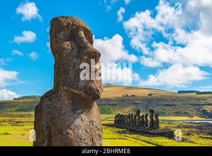 La statua di Moai si chiude in un giorno d'estate, AHU Tongariki, Rapa Nui (isola di Pasqua), Cile. Foto Stock