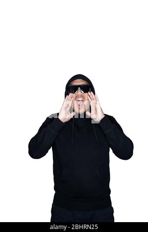 Uomini asiatici bearded vestiti con cappuccio nero sta urlando con due mani in sfondo bianco.il concetto di protesta, attenzione, richiesta. Inserire per il testo o. Foto Stock