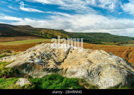 Cup e la boccola marcata sulla roccia Lordenshaws vicino a Rothbury, Northumberland, Inghilterra Foto Stock