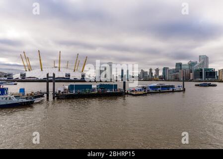 Londra, Inghilterra. Vista della cupola O2 e del molo delle Canarie dal faro di Trinity Buoy in una giornata nuvolosa. Foto Stock