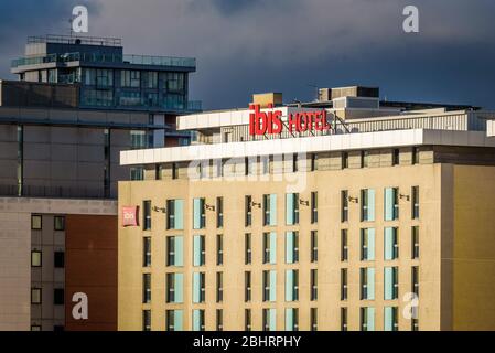 Londra, Inghilterra. Gennaio 2018. Hotel ibis dal Royal Victoria Dock Bridge Foto Stock