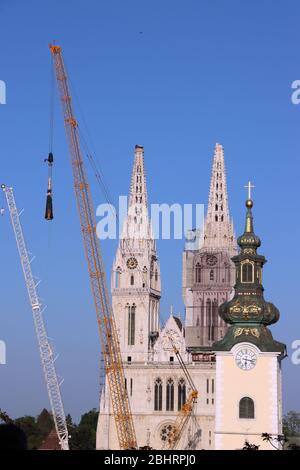 Rimozione parte della torre sinistra della Cattedrale di Zagabria, danneggiata nel terremoto del marzo 22. 2020. La torre di destra stessa crollò. Foto Stock