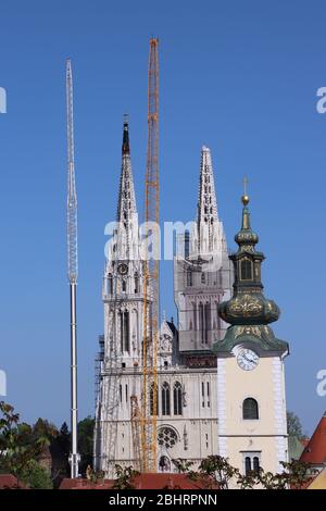 Rimozione parte della torre sinistra della Cattedrale di Zagabria, danneggiata nel terremoto del marzo 22. 2020. La torre di destra stessa crollò. Foto Stock