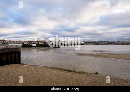 Thames Flood Barrier dal Thames Barrier Park di Silvertown vicino alla stazione DLR di Pontoon Dock, guardando verso New Charlton e Woolwich, Londra, Inghilterra. Foto Stock