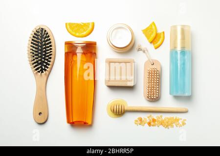 Piatto con cosmetici e ingredienti naturali su fondo bianco Foto Stock