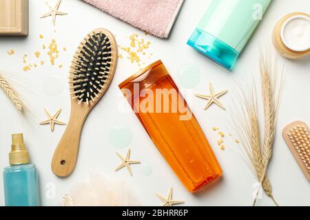 Composizione igienica con bottiglie di shampoo su fondo bianco Foto Stock