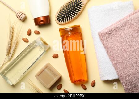 Composizione dell'igiene personale con bottiglie di cosmetici su fondo beige Foto Stock