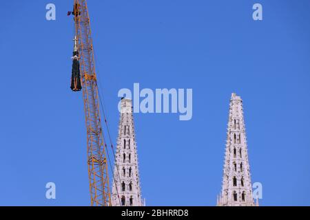 Rimozione parte della torre sinistra della Cattedrale di Zagabria, danneggiata nel terremoto del marzo 22. 2020. La torre di destra stessa crollò. Foto Stock