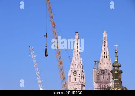 Rimozione parte della torre sinistra della Cattedrale di Zagabria, danneggiata nel terremoto del marzo 22. 2020. La torre di destra stessa crollò. Foto Stock